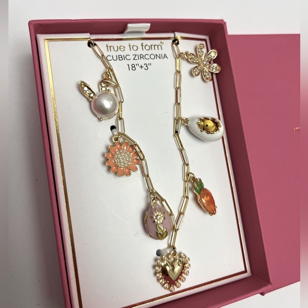 NWT ⚜️🥕⚜️ True to form gorgeous charm Easter necklace